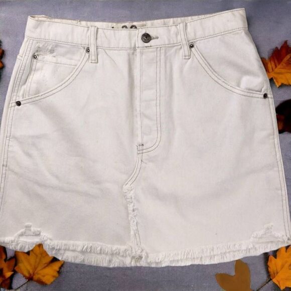 Free People Women Sz 30 We the Free‎ Brea Cutoff Denim Mini Skirt Off White Mini - Picture 1 of 13